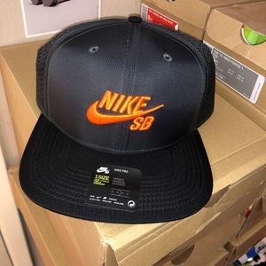 Nike Sb Trucker SnapBack Hat Trucker Perforated 629243-060 2013 pre owned